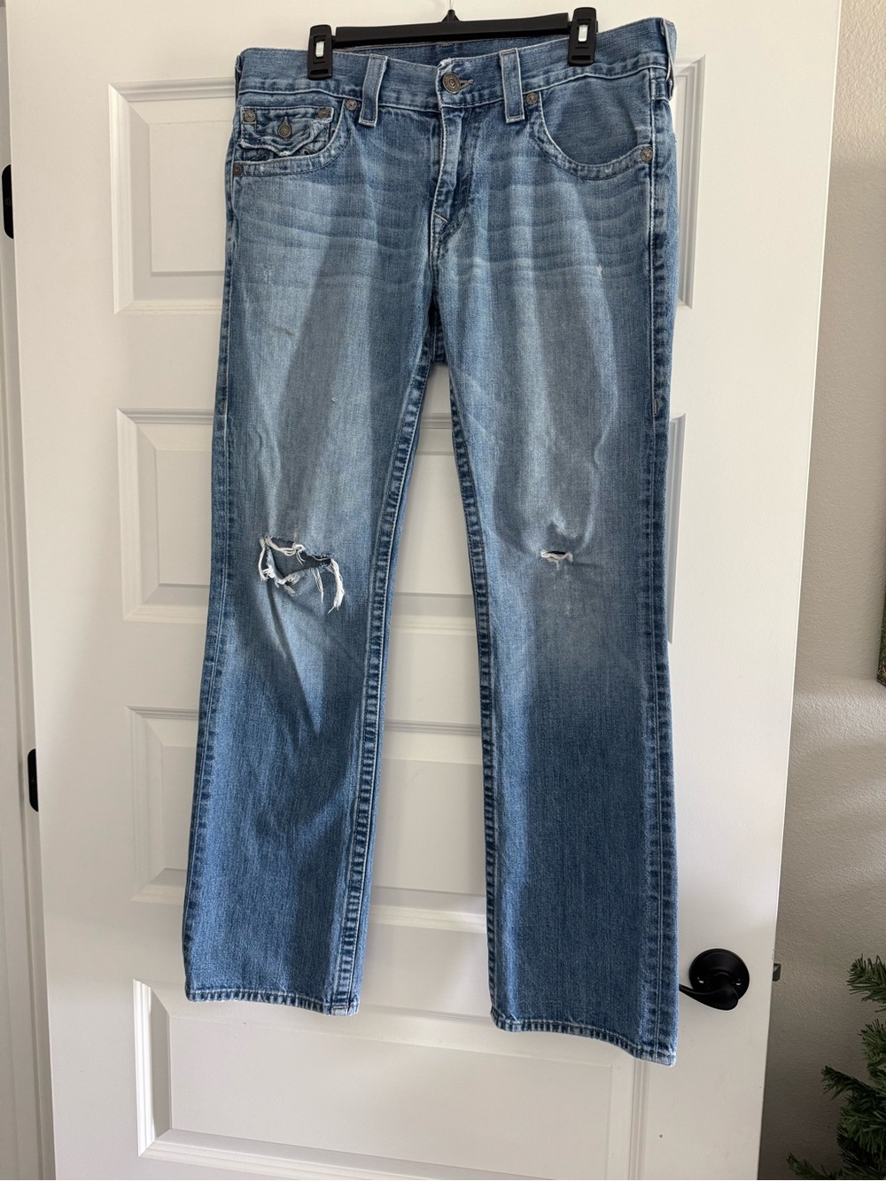 Men's True Religion Light Blue Distressed Straight-Leg Jeans, 34x32